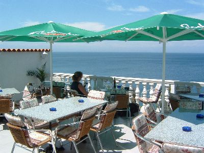 hier mein Frauchen auf der Terrasse bei unserem Lieblingskroaten; die beste Pizza weit und breit, eine Lokation die nicht jeder auf Anhieb findet.